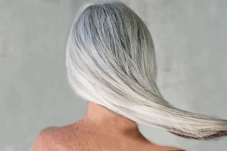 Voici à quel âge vos cheveux commencent-ils à blanchir