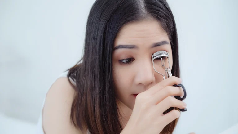 Voici ccomment bien poser ses faux cils