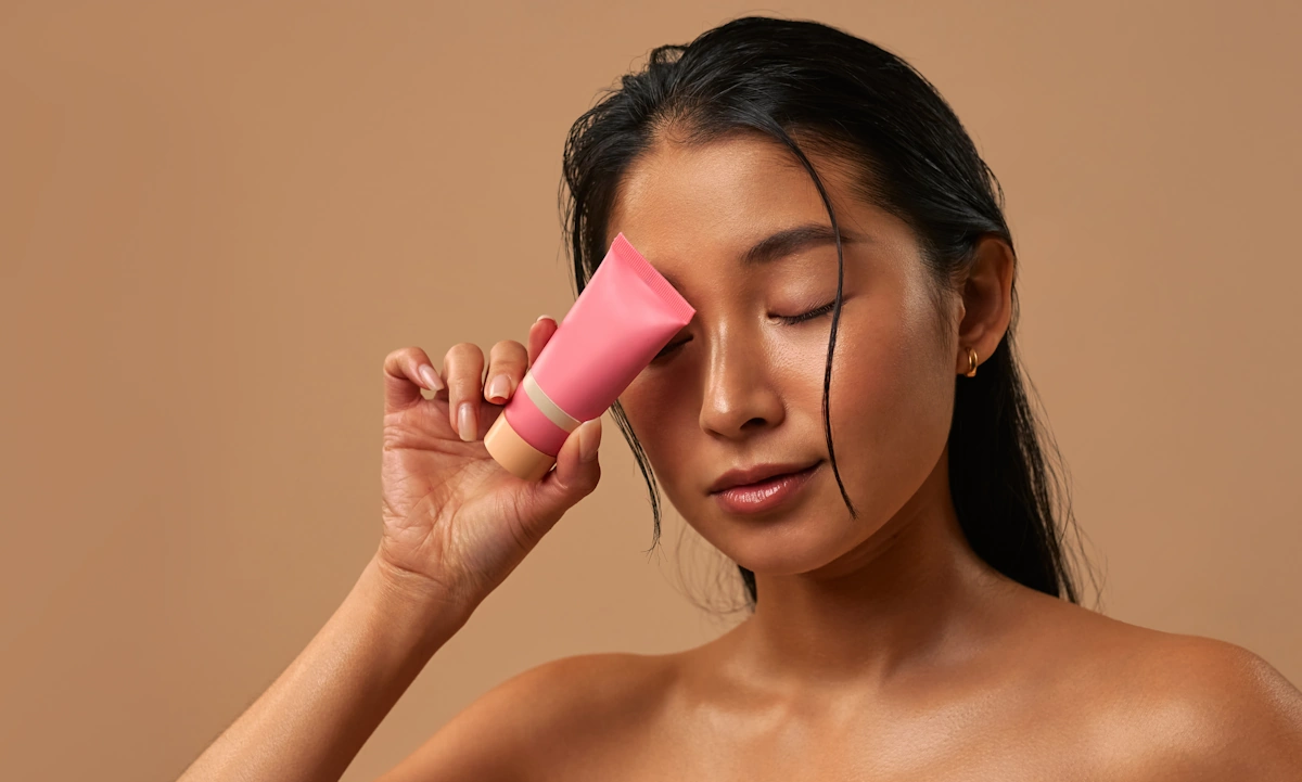 Voici comment appliquer l'autobronzant sur le visage sans faire de traces