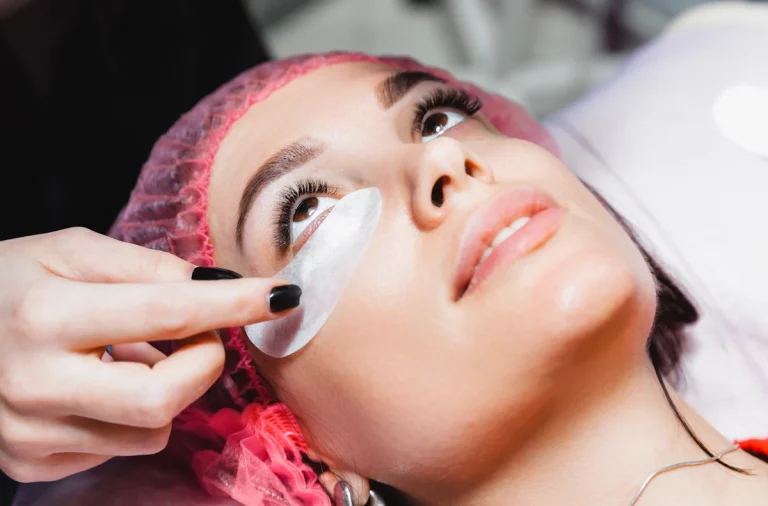 Voici comment faire durer votre réhaussement de cils plus longtemps