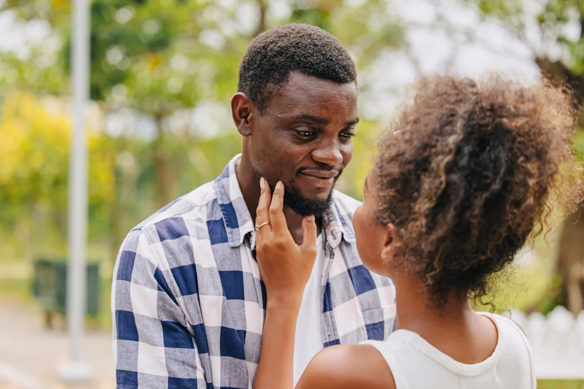 Voici comment reconnaître un homme secrètement amoureux de vous