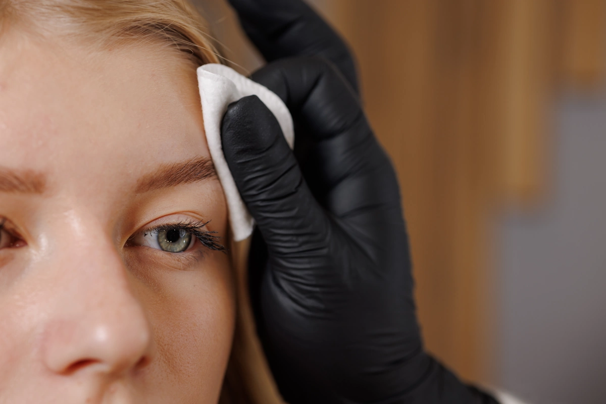 Voici comment réussir sa teinture de sourcils à la maison
