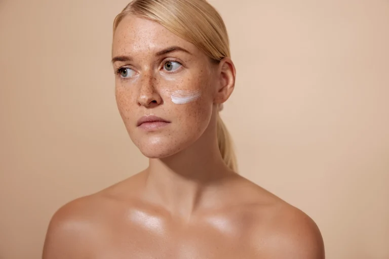 Voici dans quel ordre mettre sa crème solaire avant ou après maquillage