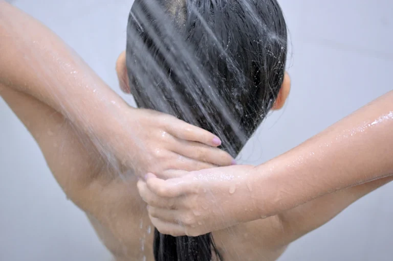 Voici quelle eau utiliser pour laver ses cheveux