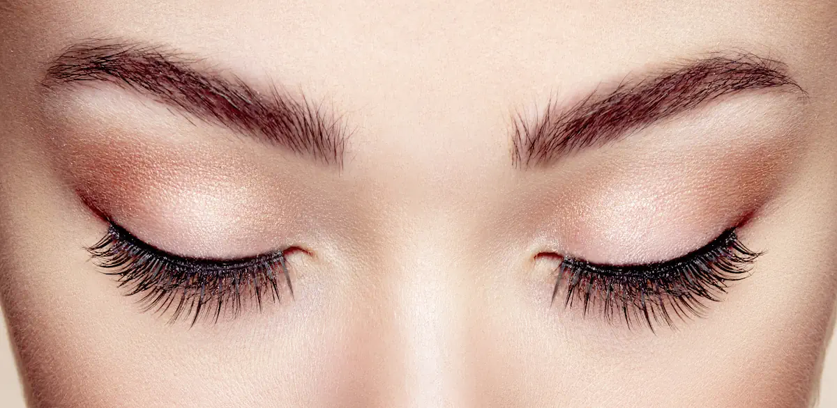 Voici comment harmoniser la couleur de vos sourcils et de vos cheveux