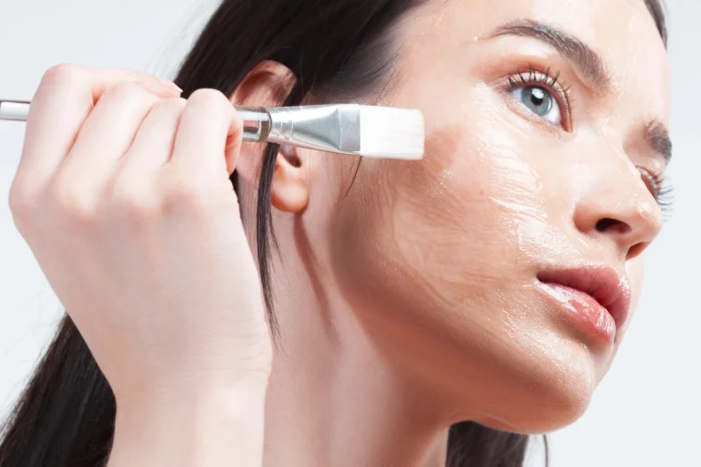 Voici comment appliquer son primer pour minimiser les pores
