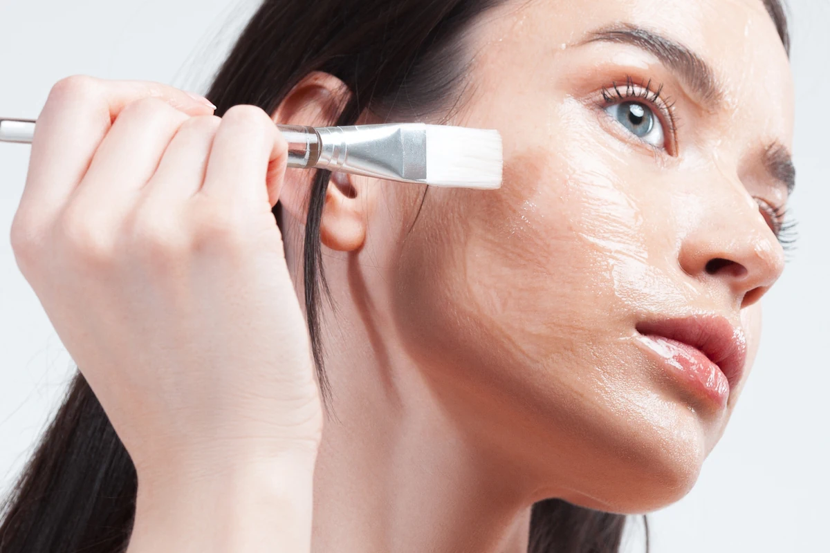 Voici comment appliquer son primer pour minimiser les pores