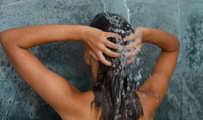 Voici quelle eau utiliser pour laver ses cheveux