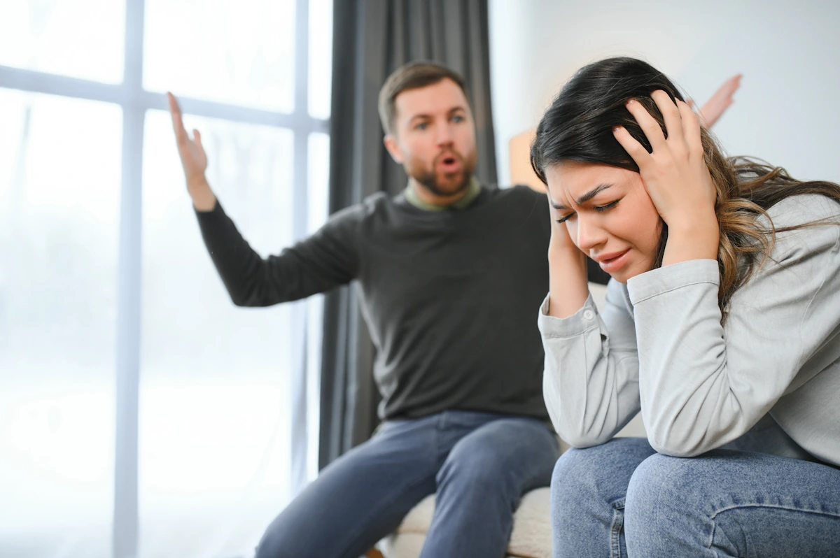 Voici comment savoir si un homme en colère cache ses sentiments amoureux