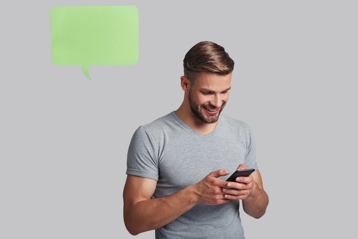 Un homme qui écrit un message