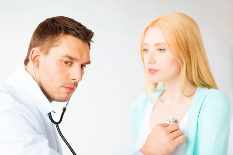 Une femme en consultation chez son médecin