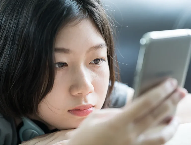 Une femme qui regarde son smartphone