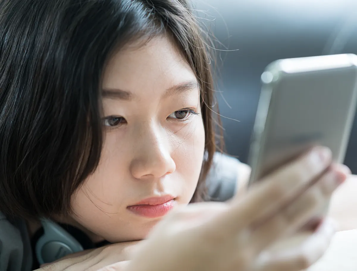 Une femme qui regarde son smartphone