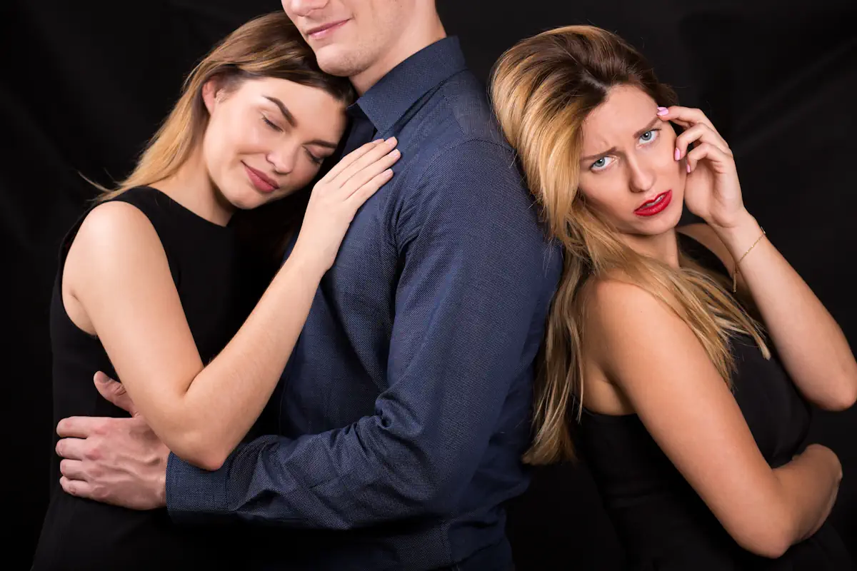 Un homme entre deux femmes