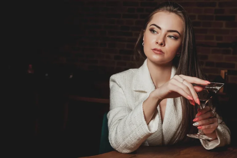 une femme qui aime séduire dans un bar