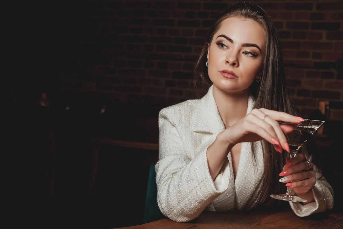 une femme qui aime séduire dans un bar