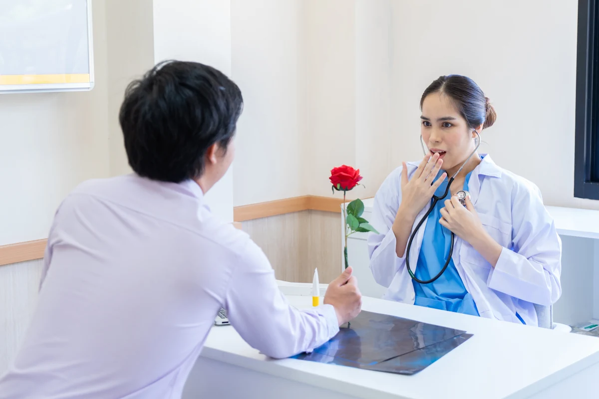 Un homme qui offre une fleur à son médecin