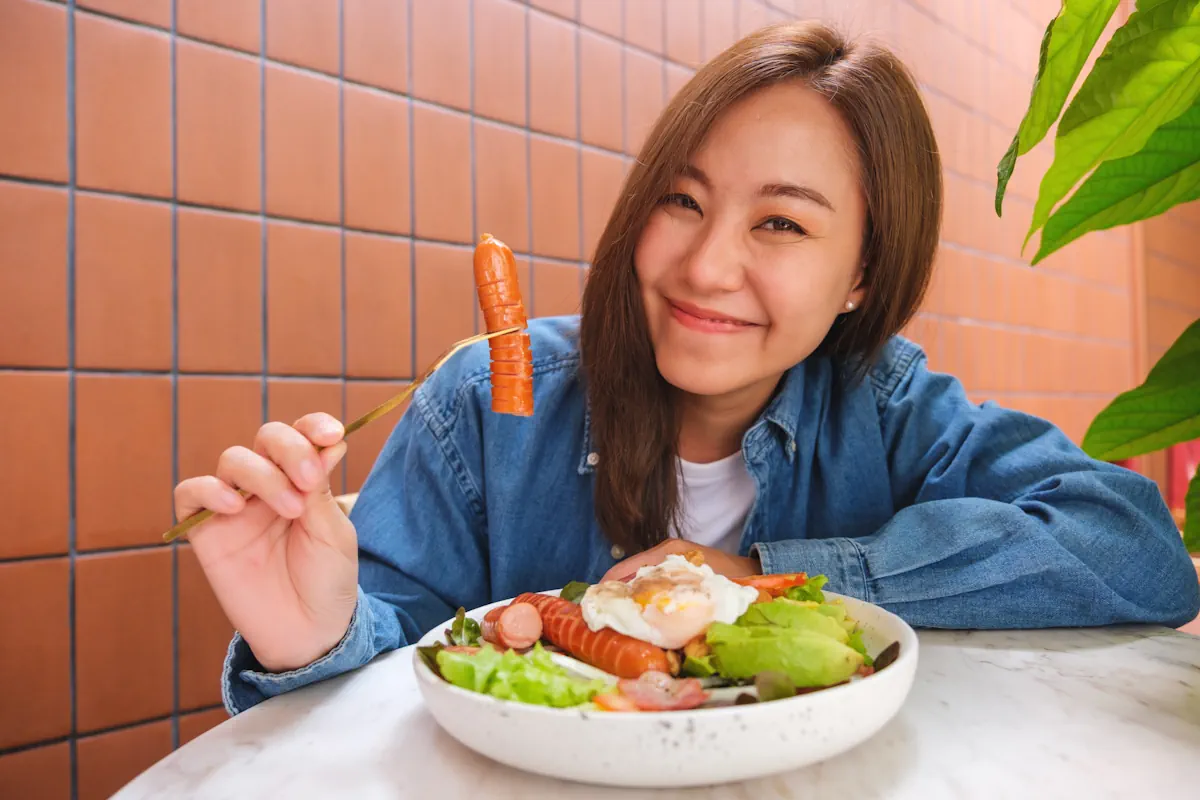 Une femme qui mange une assiette avec des aliments pleins de collagène nourriture