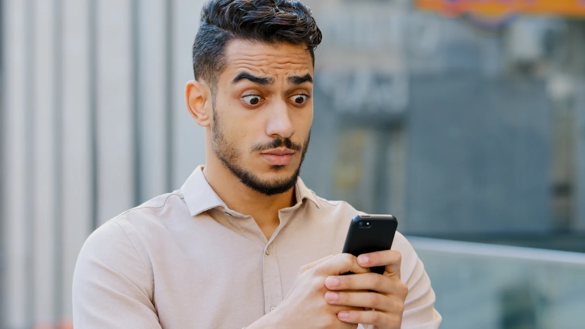 Un homme qui ne sait pas quoi répondre à un sms