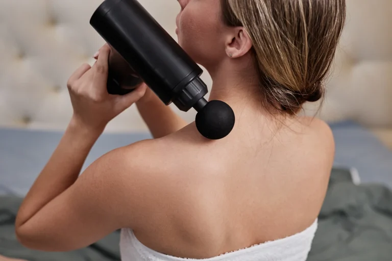 Une femme qui utilise un pistolet de massage