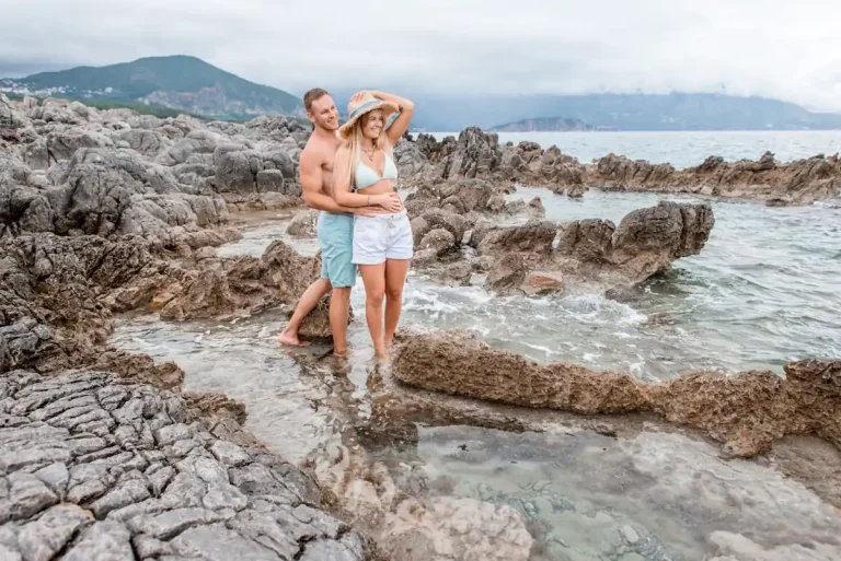 Un couple à la plage en Corse