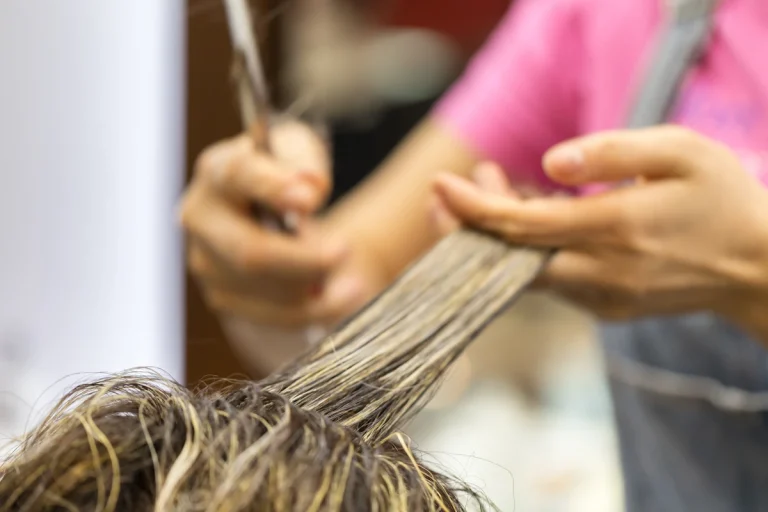 Une femme qui subit un traitement patine sur les cheveux