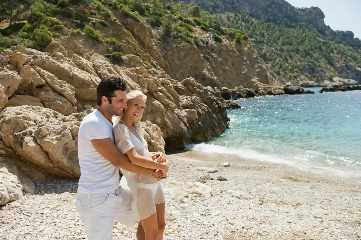 Un couple à la plage en Corse
