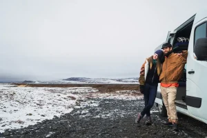 Un couple debout à côté d'un camping-car