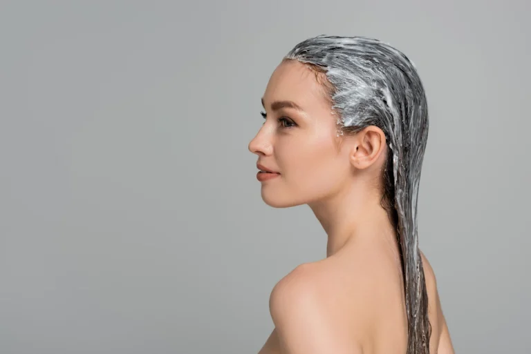 Une femme avec les cheveux fins et des masques
