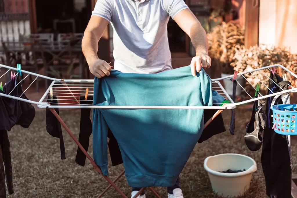 Une personne qui étale ses vêtements mouillées