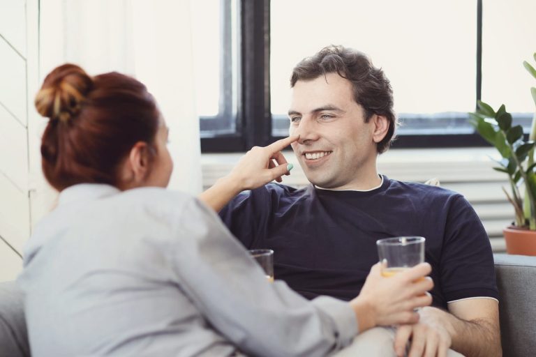 Mon mari refuse que je regarde son téléphone : que faire ?