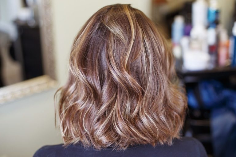 Redevenir brune après des mèches : comment réussir sa transition ?