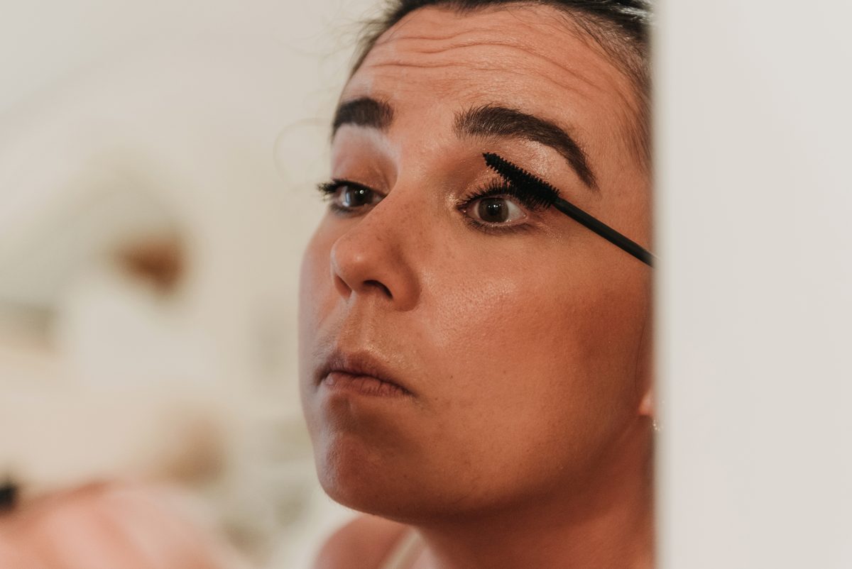 Teinture de sourcils trop foncée : que faire ?