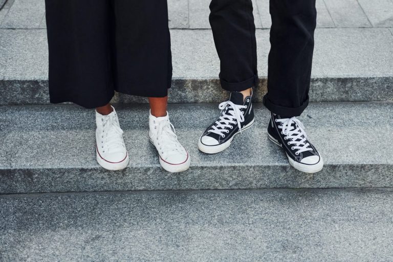 Tenue de boîte de nuit avec des baskets : nos idées de look