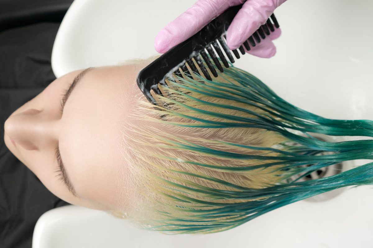 Reflets verts après un retour au brun : pourquoi, et comment les éviter ?