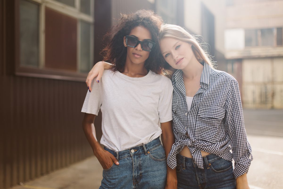 Comment porter une chemise oversize avec un jean ?