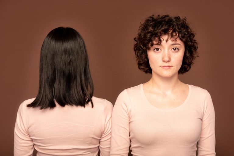 Cheveux raides qui deviennent bouclés : pourquoi ce changement ?