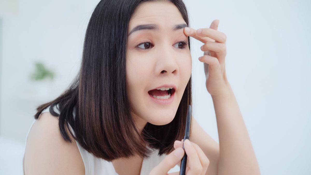 Teinture de sourcils trop foncée : que faire ?
