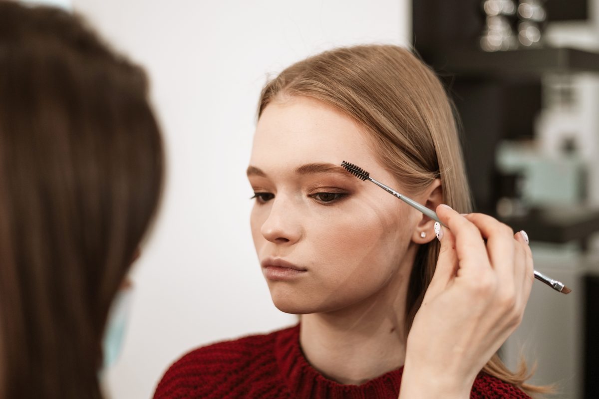 Quelle teinte de sourcils choisir selon ses cheveux ?
