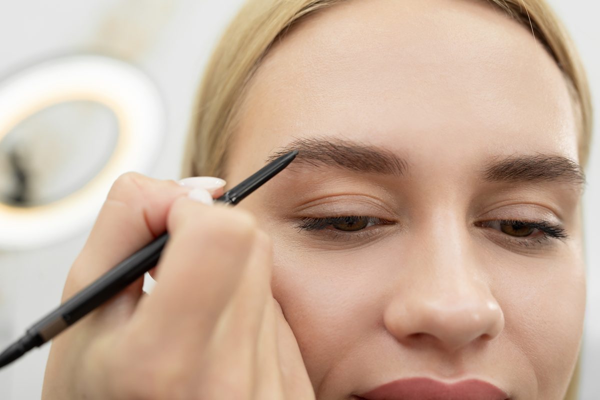 Quelle teinte de sourcils choisir selon ses cheveux ?