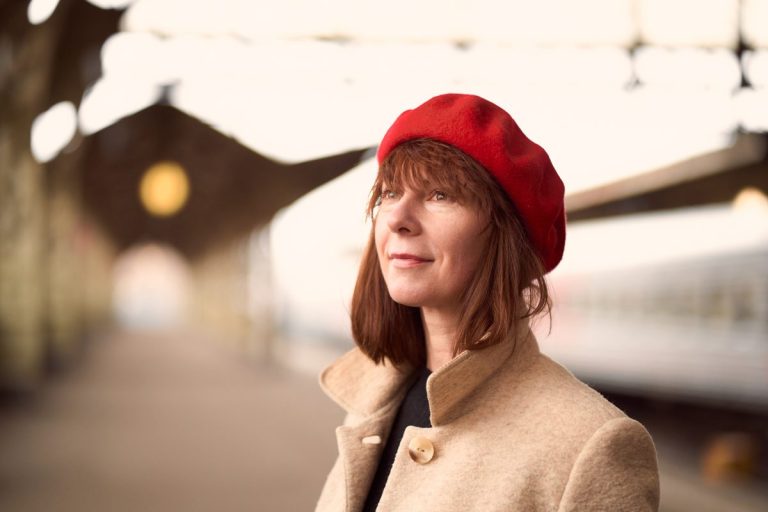 Comment porter un béret femme sans faire cliché ?